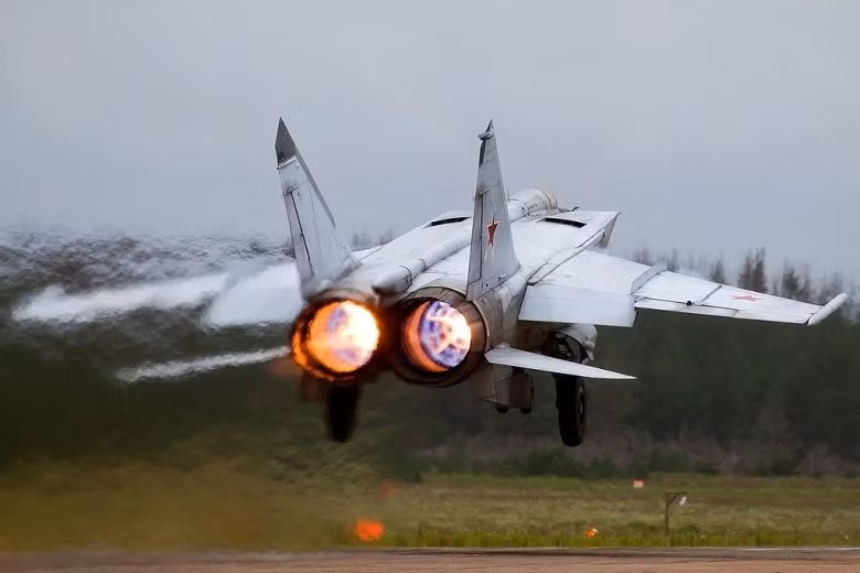 Những chiếc MiG-25 của Algeria đóng vai trò quan trọng trong việc ngăn chặn các cuộc tấn công của chiến đấu cơ F-15 của Israel; trong khi MiG-25 của Iraq tỏ ra không kém cạnh trước F-14 của Không quân Iran, trong cuộc chiến tranh Iran – Iraq (1981-1988).
