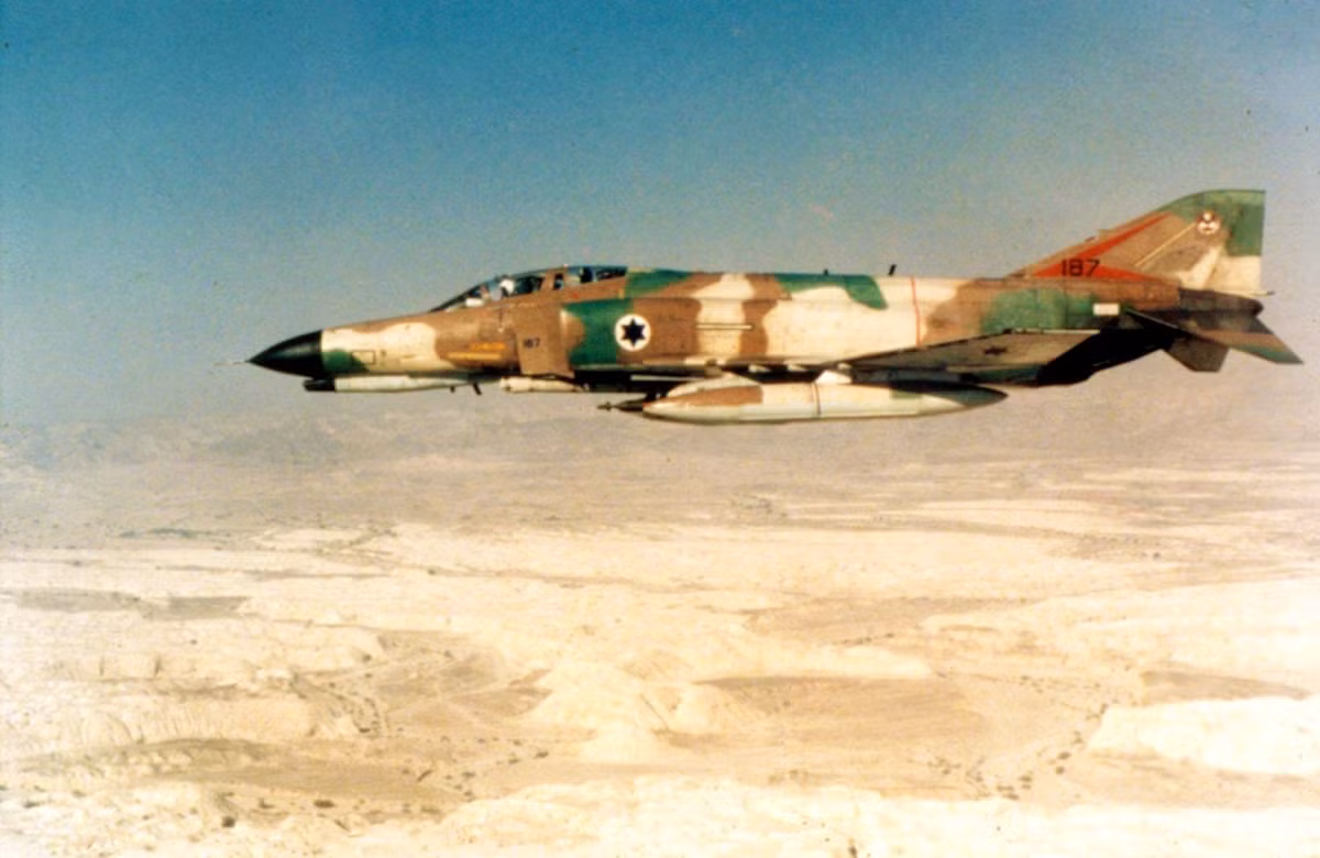 Để chống lại các máy bay MiG-25 của Liên Xô, các máy bay F-4 của Israel đã tiếp cận trực diện và đạt tốc độ Mach 1,4 trước khi phóng tên lửa AIM-7E. Tuy nhiên, các tên lửa đã không thể truy đuổi chiếc Foxbats, buộc các máy bay F-4 Israel phải chấp nhận bỏ cuộc.