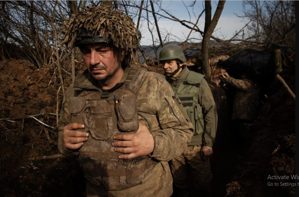 Tướng Tarnavsky cũng cho biết thêm, việc sơ tán quân Ukraine khỏi thành phố được thực hiện theo một kế hoạch định trước, có tính đến những thay đổi khác nhau trong hoàn cảnh. Nhưng có nhiều thông tin cho biết, có nhiều lính Ukraine đã tự bỏ vị trí chiến đấu để rút về phía Tây, mà không có sự cho phép của chỉ huy. 