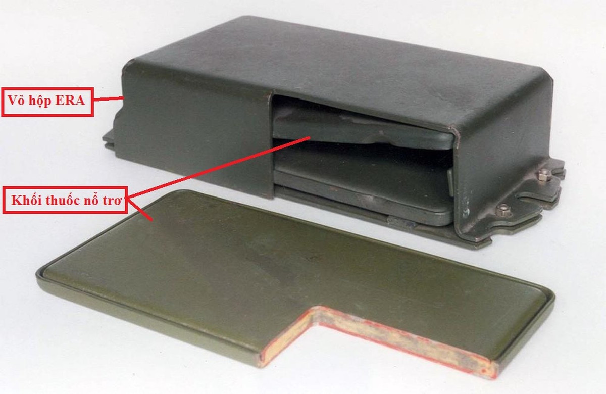 Theo các chuyên gia quân sự, giáp phản ứng nổ là loại trang bị thường được các xe tăng chiến đấu chủ lực hiện đại sử dụng để nâng cao khả năng bảo vệ. Nguyên lý hoạt động của nó là khi xe tăng được trang bị giáp ERA, nếu trúng tên lửa chống tăng vào phần ERA, thì ERA sẽ lập tức nổ tung; Ảnh: Sina.