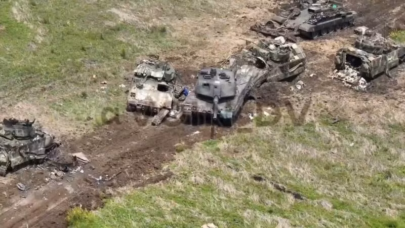 Tuy nhiên, sau khi được đưa vào thực chiến hơn 1 tháng, Leopard 2 đã không mang lại hiệu quả như mong đợi của quân đội Ukraine. Bộ Quốc phòng Nga trong thông báo nêu rõ, quân đội Nga đã phá hủy nhiều xe tăng Leopard 2 trong các trận chiến ở vùng Donbass. Đồng thời, một số video và hình ảnh xe tăng Leopard 2, bị tên lửa Nga thiêu cháy đen đã được lan truyền trên Internet. Ảnh: DV.