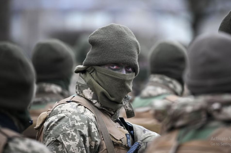 Vào cuối năm 2022, một tạp chí của Quân đội Anh thừa nhận rằng, hơn 300 lính thủy quân lục chiến Anh đã tham gia vào “các hoạt động bí mật trong một môi trường cực kỳ nhạy cảm và có mức độ rủi ro chính trị và quân sự cao” ở Ukraine. 