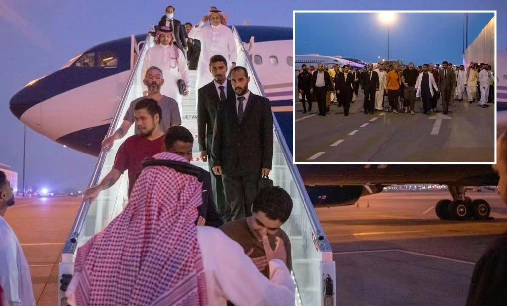 Những người lính đánh thuê này đã thoát chết trong gang tấc và cuối cùng được đưa đến Ả Rập Saudi để tiến hành trao đổi. Nhìn vẻ mặt của bọn họ, có người thờ ơ, có người lại vui mừng khôn xiết; có lẽ sau khi trải qua những giờ phút sinh tử, họ sẽ không bao giờ đến Ukraine nữa.