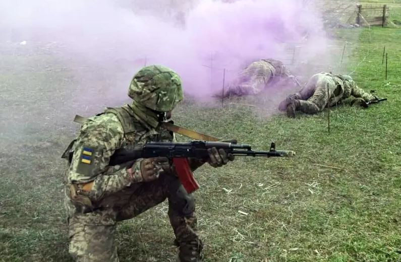 Một số nhà phân tích cho rằng, có thể là do Ukraine lo ngại Mỹ sẽ chặn kế hoạch này, vì có "yếu tố rủi ro" cao; hoặc có thể là do những cân nhắc về bí mật của Ukraine. Theo các nguồn thông tin, không chỉ Mỹ và NATO không biết về kế hoạch này, mà ngay cả binh sĩ Ukraine tham gia chiến dịch cũng không biết trước về các mục tiêu đã định.