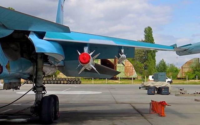 Quân đội Ukraine cũng không thể chuyển quân tiếp viện về phía đông và cái “nồi hầm” có thể đóng sập bất cứ lúc nào. Quân đội Nga cũng không sử dụng pháo binh bắn vào các khu vực đô thị và tốc độ tiến quân rất chậm. Tuy nhiên, chiến thuật này đã giúp giảm đáng kể thương vong.