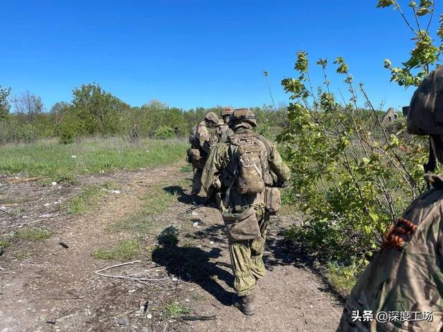 Trước đó Quân đội Ukraine được cho là đã tiến hành một cuộc phản công ở Sieverodonetsk, nhưng đã bị đánh bại, khi họ không có hỏa lực hỗ trợ. Bản thân Tổng thống Zelensky đã không tiếp cận khu vực chiến sự, sau chuyến thăm Lisichansk, vì sợ bị Quân đội Nga bắt sống.