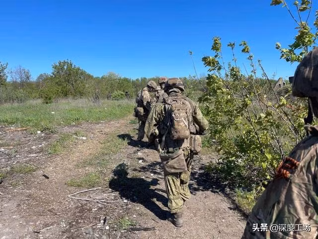 Trước đó Quân đội Ukraine được cho là đã tiến hành một cuộc phản công ở Sieverodonetsk, nhưng đã bị đánh bại, khi họ không có hỏa lực hỗ trợ. Bản thân Tổng thống Zelensky đã không tiếp cận khu vực chiến sự, sau chuyến thăm Lisichansk, vì sợ bị Quân đội Nga bắt sống.