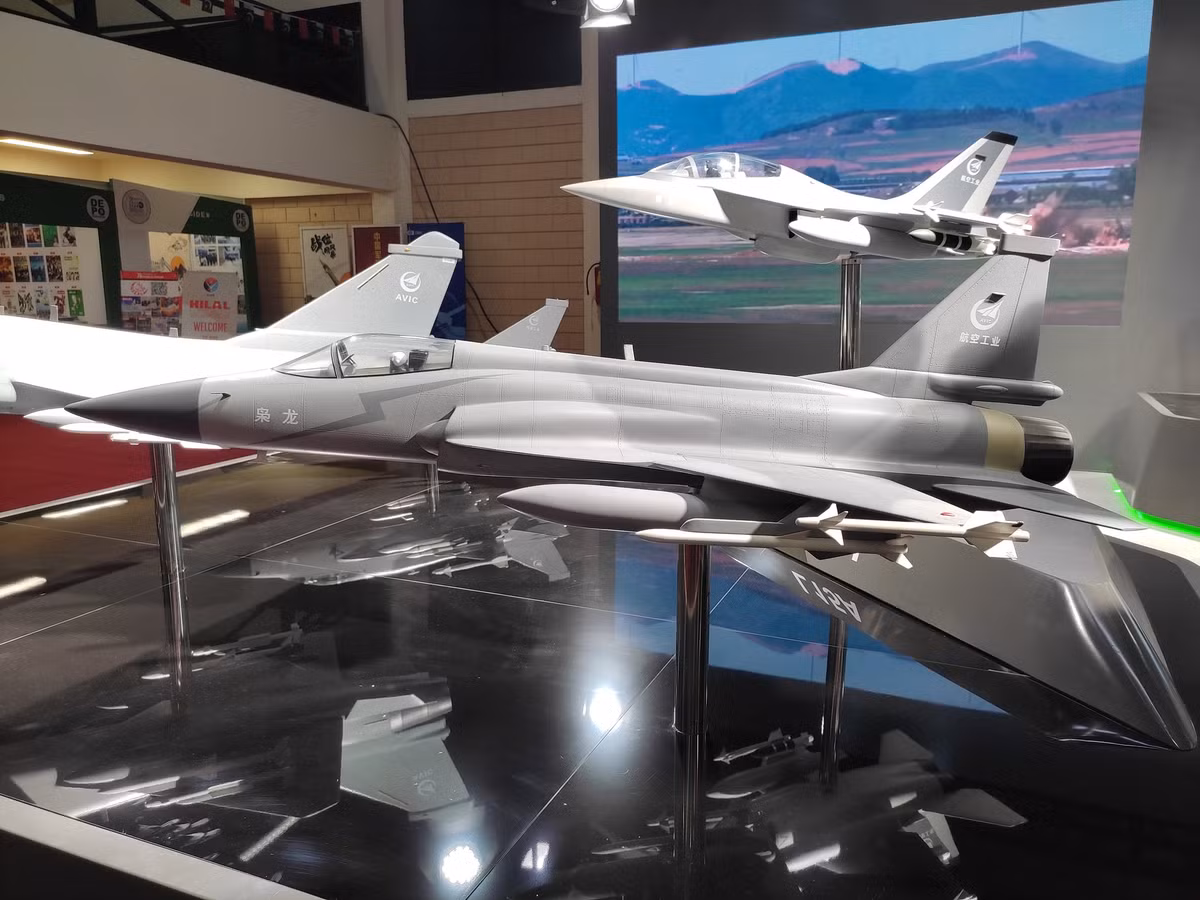 Để chứng minh cho những tuyên bố này, các nguồn tin cho biết, các phi công Pakistan đã bắt đầu được đào tạo tại Trung Quốc, làm quen với các hệ thống tiên tiến và khả năng hoạt động của J-35. Việc mua máy bay chiến đấu tàng hình của Trung Quốc là một phần trong chiến lược lớn hơn của Pakistan, nhằm cân bằng với lợi thế công nghệ ngày càng tăng của Ấn Độ trong khu vực.