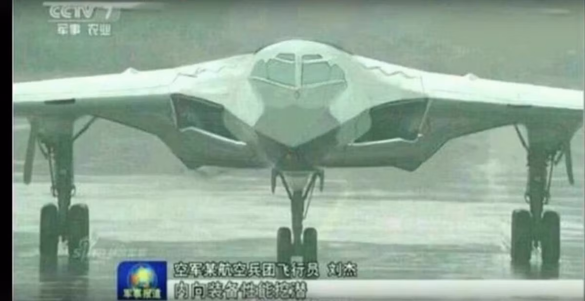 Máy bay ném bom chiến lược tàng hình H-20 do Trung Quốc phát triển; theo tờ The Sun của Anh, H-20 có tầm hoạt động trên 11.000 km. Với tầm hoạt động như vậy, H-20 có thể tiến công các mục tiêu trên lãnh thổ Mỹ mà không cần phải tiếp nhiên liệu.