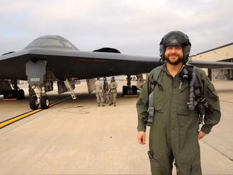 Trong khi F-35 tốn quá nhiều thời gian phát triển, và F-35 cũng là máy bay tàng hình duy nhất, được đưa vào phục vụ trong Quân đội Mỹ trong thời kỳ Chiến tranh chống khủng bố toàn cầu và máy bay ném bom tàng hình B-2 Spirit, có từ thời chiến tranh Lạnh vẫn chưa có loại máy bay thay thế.