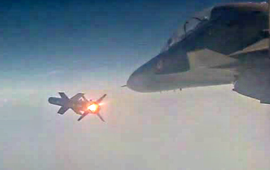 DRDO cũng đang phát triển biến thể Mk-II, có tầm bắn cao hơn 160km. Astra Mk-III, một biến thể trong tương lai đang được Ấn Độ phối hợp với Nga phát triển. Nó dựa trên công nghệ động cơ phun nhiên liệu rắn (SFDR) tiên tiến đã được thử nghiệm vào năm 2018, 2019 và gần đây là vào tháng 3/2021.