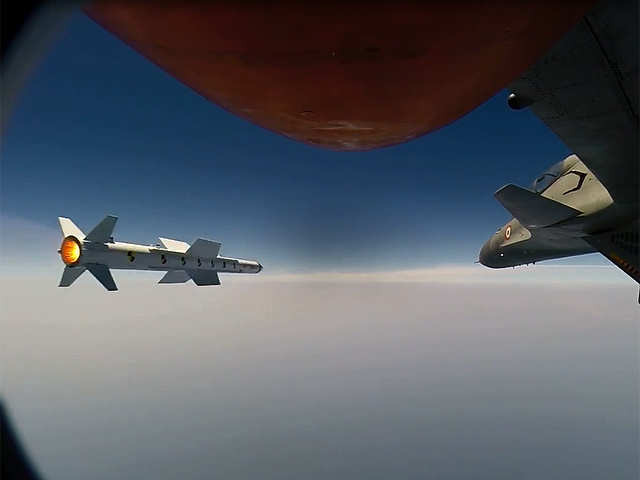 DRDO và IAF đã cùng nhau tiến hành một vụ phóng trực tiếp tên lửa Astra BVR từ máy bay chiến đấu Su-30 MKI vào tháng 5/2014. Tên lửa đã thể hiện thành công khả năng điều khiển, dẫn đường và các đặc tính khí động học trong một chuyến bay thử nghiệm.