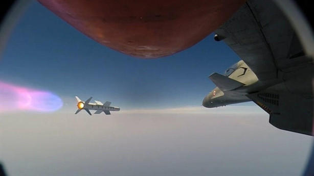 Tính năng đối phó điện tử (ECCM) cải thiện khả năng theo dõi mục tiêu của tên lửa, bằng cách giảm tác dụng của các biện pháp đối phó điện tử của mục tiêu đối phương trong môi trường gây nhiễu.