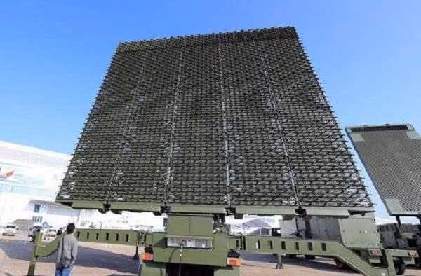 Với những tính năng đa dạng như vậy, radar YLC-8E có thể đảm nhiệm và thay thế được nhiều radar khác cùng lúc; đó là lý do tại sao YLC-8E được coi là “soái ca của radar tàng hình Trung Quốc”, Hu Mingchun khẳng định. Nguồn ảnh: Sina. 