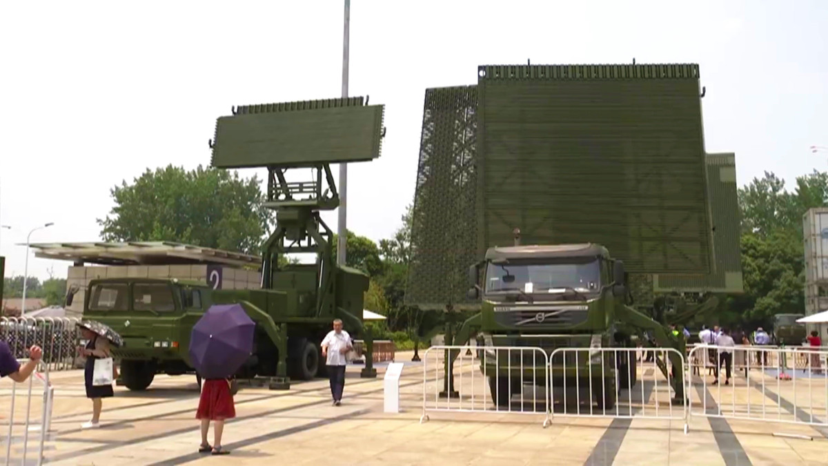 Với cấu hình hiện đại, radar YLC-8E có thể phát hiện ra cả những máy bay tàng hình nhất, cũng như có thể phát hiện các mục tiêu khác ở tầm xa với độ nét cao, khiến nó vượt trội hơn nhiều so với các radar khác.