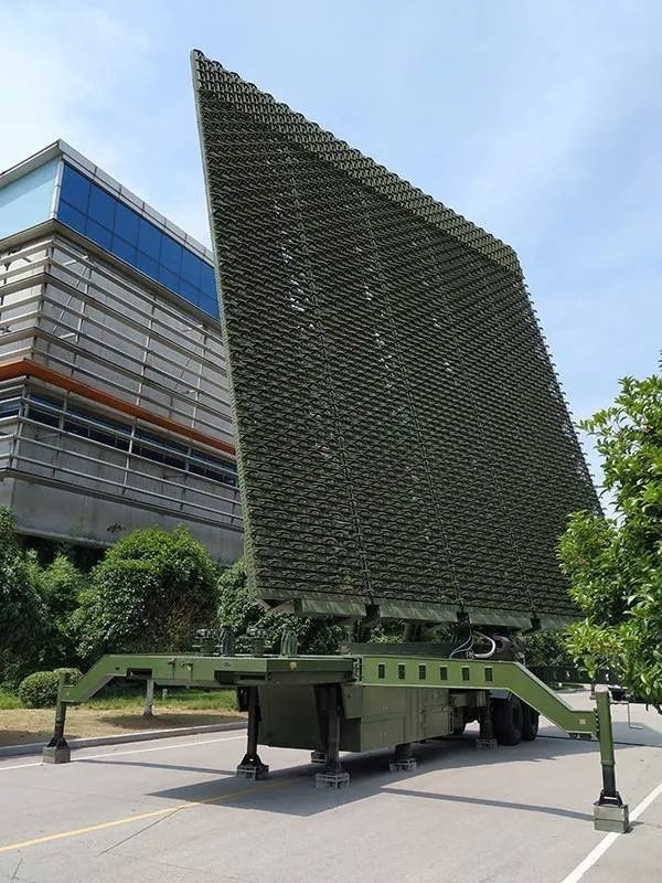 Hu Mingchun, Gám đốc của Viện Nghiên cứu thuộc Tập đoàn CETC nói với Hoàn cầu rằng, radar YLC-8E có ăng-ten rất lớn, công suất cao và công nghệ xử lý thông tin hiện đại.