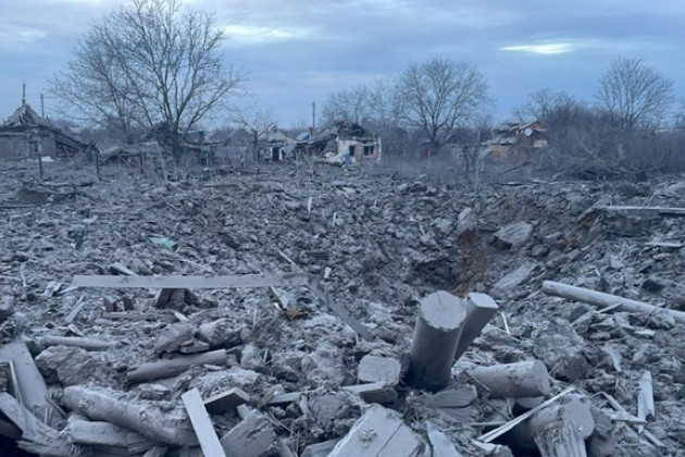 Tuy nhiên Avdiivka khác hẳn với Bakhmut, khi Không quân Nga đã hỗ trợ đắc lực cho các lực lượng tấn công của lực lượng chiến đấu mặt đất. Quân đội Nga tăng cường sử dụng bom dẫn đường hạng nặng trên diện rộng, nhằm tiêu diệt các vị trí phòng thủ của Quân đội Ukraine.