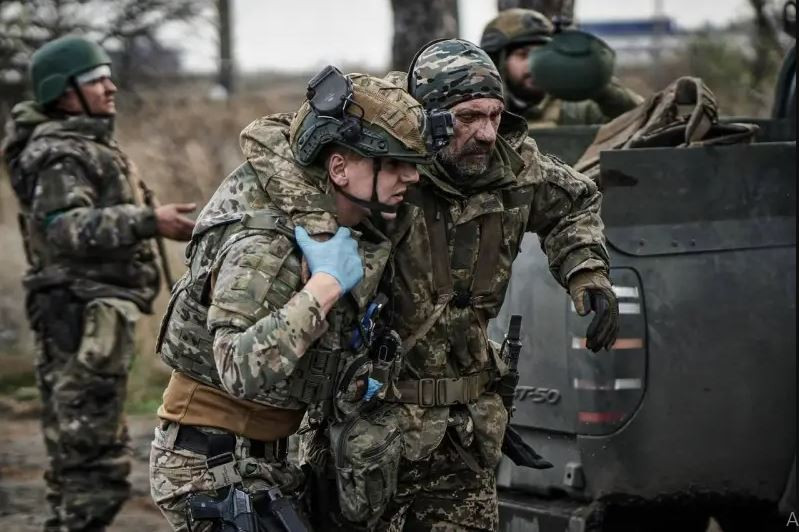 Tuy nhiên, Quân đội Ukraine không còn đạn pháo để chế áp pháo binh Nga và yểm trợ cho đường rút lui của quân trú phòng, cũng như không có tuyến hỏa lực xe bọc thép để rút lui. Quân phòng thủ Ukraine chỉ có thể bỏ lại vũ khí hạng nặng và rút lui bằng đường bộ, do vậy việc thất thủ của Quân đội Ukraine tại Avdiivka là điều không thể tránh khỏi (Nguồn ảnh: CNN, Reuters, Sputnik).