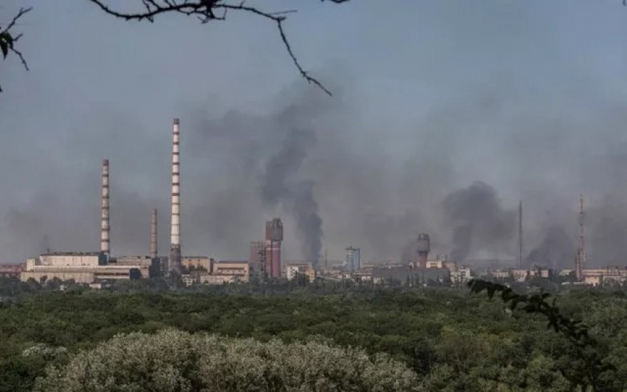 Lữ đoàn xung kích Azov số 3 đang cố thủ trong Nhà máy luyện cốc, trên bề mặt không có nơi nào để ẩn náu và phải ẩn nấp trong các đường hầm của Nhà máy luyện cốc. Hiện Lữ đoàn bộ binh cơ giới số 35, 55, 15 và 21 của Nga đều tham gia truy quét ở Nhà máy luyện cốc.