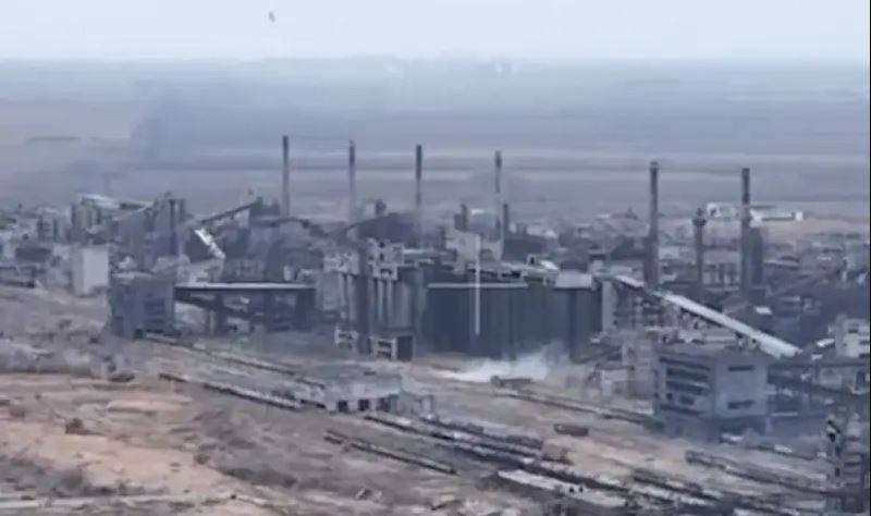 Trước kia, Tiểu đoàn Azov đã bị chặn trong một đường hầm tại Nhà máy thép Azovstal ở Mariupol, và bây giờ Lữ đoàn Azov bị chặn trong một đường hầm tại nhà máy luyện cốc. Để đối phó với những đường hầm kiên cố, quân Nga sử dụng bom lượn có điều khiển nặng 1.500kg và tên lửa đa năng Tornado S; biến Avdiivka thành một hỏa ngục thực sự.