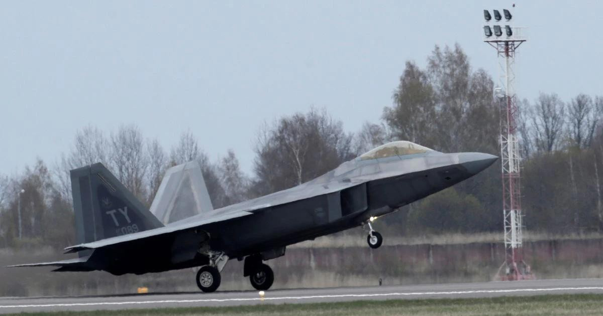 Do F-22 thiếu các tính năng chính, như radar khẩu độ tổng hợp cho nhận thức tình huống; liên kết dữ liệu hiện đại, dùng cho các hoạt động tác chiến lấy mạng làm trung tâm hoặc máy ngắm gắn trên mũ bay, rất quan trọng cho chiến đấu trong tầm nhìn.