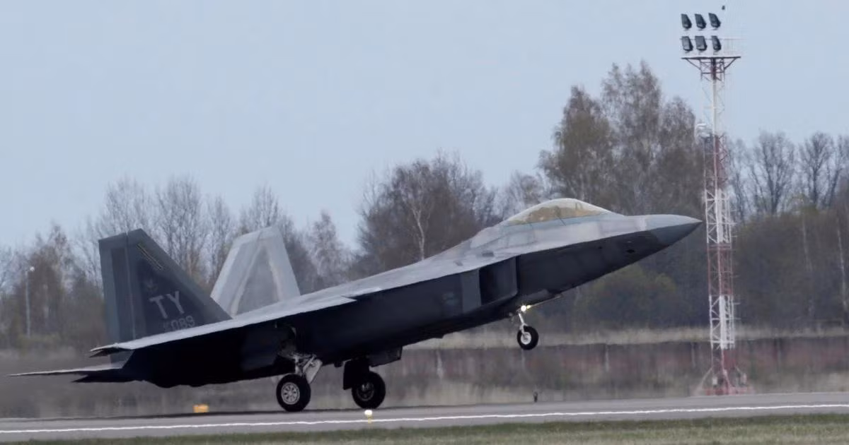 Do F-22 thiếu các tính năng chính, như radar khẩu độ tổng hợp cho nhận thức tình huống; liên kết dữ liệu hiện đại, dùng cho các hoạt động tác chiến lấy mạng làm trung tâm hoặc máy ngắm gắn trên mũ bay, rất quan trọng cho chiến đấu trong tầm nhìn.