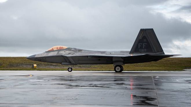 Ý định ban đầu của Không quân Mỹ là dùng F-22 thay thế hoàn toàn số F-15 trong biên chế, giống như F-15 trước đây đã thay thế F-4 thế hệ thứ tư trước đó; nhưng các vấn đề khó khăn nảy sinh trong quá trình sản xuất F-22, chủ yếu là giá cả quá cao.