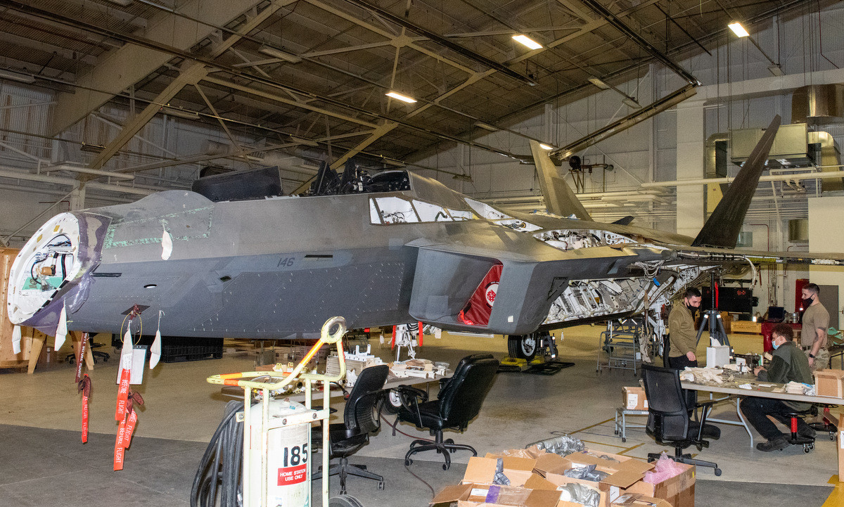 Việc F-22 bị loại biên, trước cả những chiếc máy bay chiến đấu F-15C cuối cùng, được sản xuất trong thập niên 1970, là dấu hiệu rất rõ ràng về quan điểm của Lầu Năm góc, đối với tương lai của F-22 và sự thiếu thành công của chương trình.