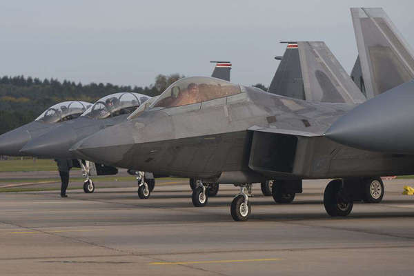 F-22 đã ngừng sản xuất vào năm 2011, trong khi chiếc F-15 bay lần đầu tiên cách đây nửa thế kỷ (bay lần đầu vào năm 1972), vẫn được sản xuất cho đến ngày nay và có thể thấy loại máy bay này sản xuất gần một thập kỷ nữa, trên dây chuyền sản xuất với phiên bản F-15EX.