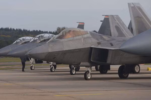 F-22 đã ngừng sản xuất vào năm 2011, trong khi chiếc F-15 bay lần đầu tiên cách đây nửa thế kỷ (bay lần đầu vào năm 1972), vẫn được sản xuất cho đến ngày nay và có thể thấy loại máy bay này sản xuất gần một thập kỷ nữa, trên dây chuyền sản xuất với phiên bản F-15EX.