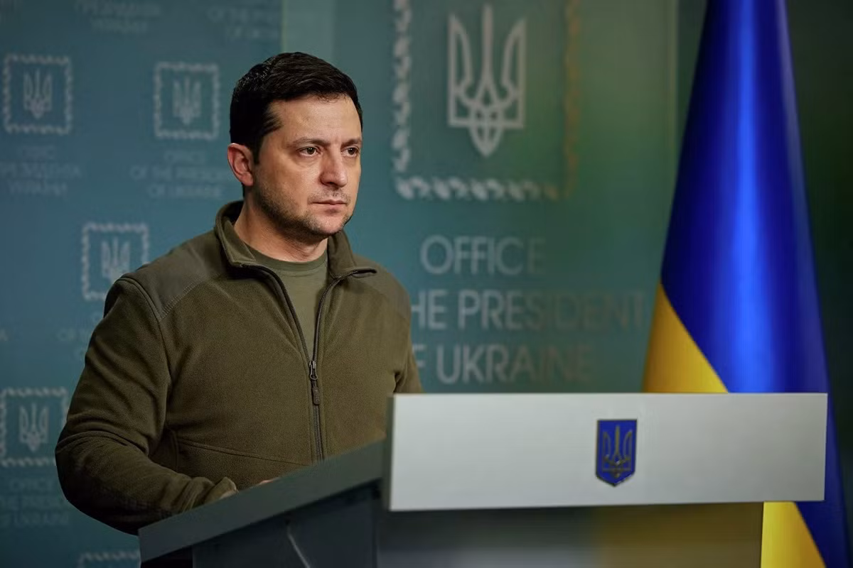 Ukraine không nghĩ vậy; Tổng thống Zelensky cảnh báo: Nga chỉ đang tổ chức bố trí lại lực lượng, và các thị trấn mà Quân đội Nga rút lui, sẽ gặp phải các cuộc tấn công tầm xa như tên lửa và không quân. Ngoài ra, giao tranh ở khu vực phía đông sẽ khốc liệt hơn.