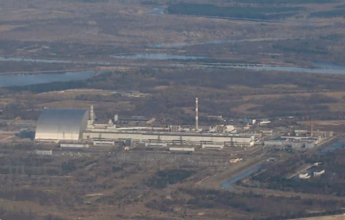 Ngoài ra, Quân đội Nga đã rút hoàn toàn khỏi vùng Chernobyl, miền Bắc Ukraine, 11 giờ ngày 2/4, nhà máy điện hạt nhân Chernobyl tổ chức lễ kéo cờ Ukraine và người dân hát quốc ca Ukraine.