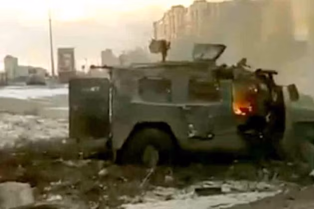 Bên cạnh đó, trong cuộc họp báo ngày 27/2, ông Igor Konoshenkov cũng cho biết, một số binh sĩ Nga bị Quân đội Ukraine bắt giữ; tuy nhiên không có bình luận nào về vấn đề này được đưa ra vào lúc này và thông tin về vũ khí, trang bị của Quân đội Nga bị phá hủy cũng không được nhắc đến.