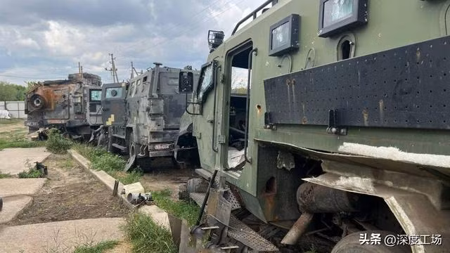 Để giữ cho tuyến tiếp tế được về bờ nam được tiếp tục, Quân đội Nga cũng đã xây dựng một cầu phao gần cầu Antonov, để đảm bảo cho các phương tiện cần thiết qua lại bình thường, cho đến khi cầu được sửa chữa xong.