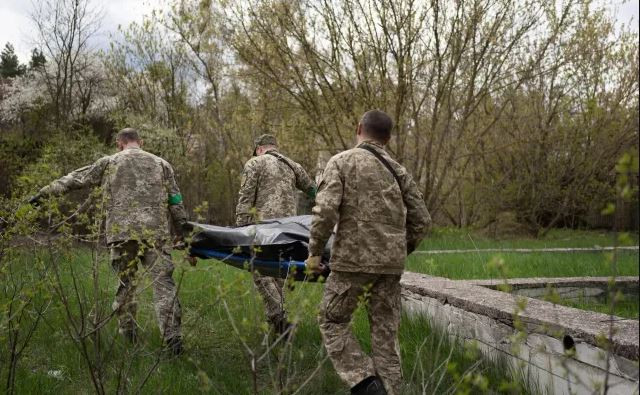 “Nhiều lính đánh thuê phương Tây đến Ukraine vì nghĩ rằng, mọi chuyện ở đó sẽ dễ dàng. Thay vào đó, họ nhận thấy rằng, đó là một cuộc chiến ác liệt và sự chuẩn bị của họ chưa đầy đủ; kết quả là nhiều người đã thiệt mạng”, Business Insider viết. (Nguồn ảnh: Forbes, CNN, TASS).