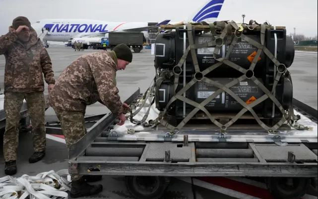 Đồng thời, vào dịp Halloween, ngày 1/11, Mỹ tuyên bố phân bổ một gói hỗ trợ quân sự khác cho Ukraine với tổng trị giá 425 triệu USD. Những nguồn cung cấp này sẽ được thực hiện trực tiếp từ nguồn dự trữ hiện có của Quân đội Mỹ; theo đó, Kiev sẽ nhận được các hệ thống tên lửa phòng không NASAMS, tên lửa phòng không vác vai Stinger, đạn cho hệ thống HIMARS MLRS, đạn pháo 105 mm và 155 mm.