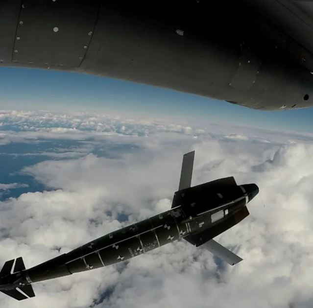 Tầm bay của bom gắn sử dụng bộ kit AASM là một tính năng nổi bật. Khi được phóng từ độ cao lớn, AASM có thể đạt được tầm bay xa hơn 60 km, nhờ vào một động cơ tên lửa đẩy nhỏ. Khả năng này giúp máy bay thả bom, nằm ngoài phạm vi của nhiều hệ thống phòng không tầm ngắn và tầm trung. 