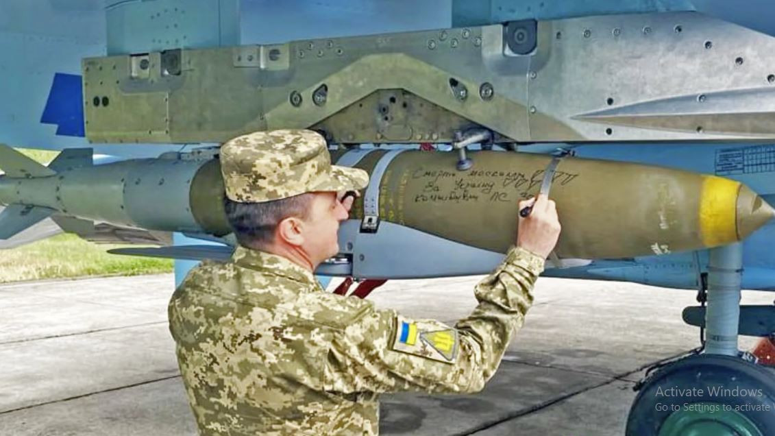 Một sự điều chỉnh lớn khác là việc sửa đổi Su-25 để có thể mang bom JDAM-ER của Mỹ. Những quả bom dẫn đường bằng GPS này, đã được điều chỉnh để tương thích với những máy bay cũ của Ukraine, sử dụng các giá treo chuyên dụng có ăng-ten tích hợp để xử lý dẫn đường GPS/INS. 