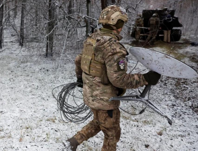 Như vậy, về mặt trinh sát vệ tinh, ưu thế của Quân đội Ukraine đã hoàn toàn “đè bẹp” Quân đội Nga. Nhưng gần đây họ lại “không vui”, vì mạng "Starlink" đột ngột bị ngắt kết nối; chuyện gì đã xảy ra? Phải chăng vũ khí bí mật của Nga đã phát huy tác dụng? 