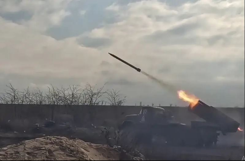 Đánh giá từ video, một trong những tốp lính biệt kích Ukraine đã bị các bệ phóng tên lửa hạng nặng của Nga bao trùm khi họ tiến lên; trong khi quân tấn công bằng các phương tiện chiến đấu bộ binh bị súng cối Nga bắn vỗ mặt. Ngoài ra, xe tăng Ukraine còn đột kích vào ban đêm gần vị trí tiền phương.