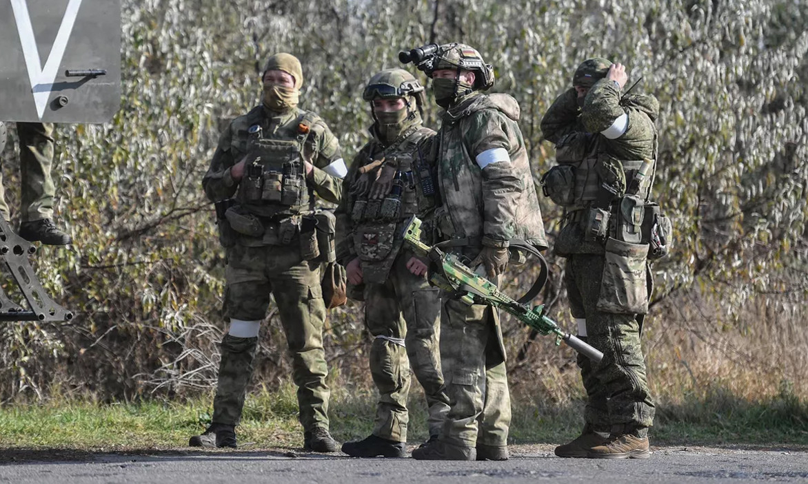 Quân đội Ukraine bố trí số lượng lớn các trận mìn ở bờ bắc sông Dnieper tại Kherson; số quân bố trí cũng tương đối đông, nên rất khó có thể dễ dàng vượt qua. Nhưng có thể trong tương lai, Quân đội Nga sẽ thường xuyên vượt sông Dnieper để tổ chức tập kích và rút về.