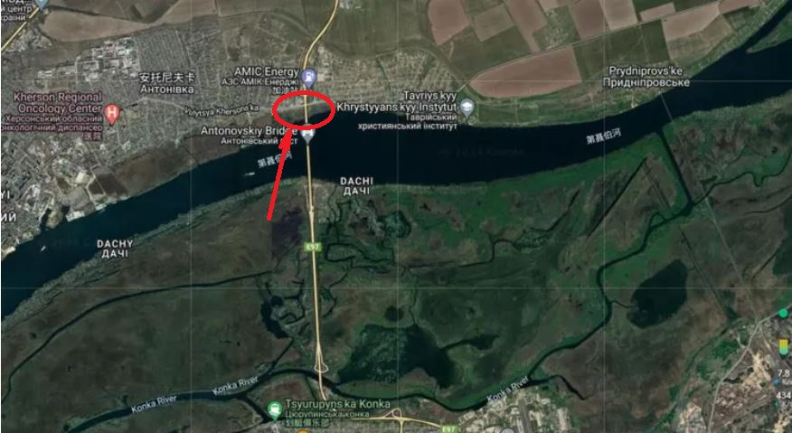 Đêm 12/3, dưới sự hướng dẫn của máy bay không người lái, biệt kích Nga đã bí mật vượt sông Dnieper trên một chiếc tàu cao tốc và đổ bộ lên bờ bắc sông Dnieper, gần chân cầu Antonov. Vào đêm khuya, quân Ukraine mất cảnh giác, khiến nhiều vị trí đóng quân của quân Ukraine gần cầu Antonov bị tổn thất nặng.