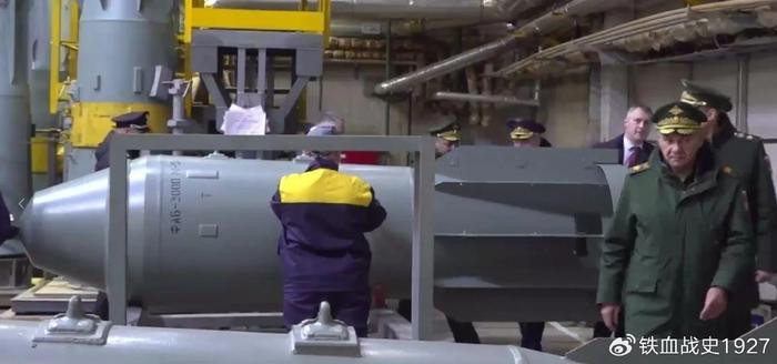 Vào tháng 3 năm nay, khi ông Sergey Shoigu vẫn còn là Bộ trưởng Quốc phòng Nga, ông đã tuyên bố khi đến thăm một nhà máy quân sự rằng, Nga sẽ sản xuất hàng loạt bom hạng nặng FAB-3000 M-54 nặng 3 tấn và chuyển chúng thành bom lượn dẫn đường.