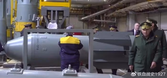 Vào tháng 3 năm nay, khi ông Sergey Shoigu vẫn còn là Bộ trưởng Quốc phòng Nga, ông đã tuyên bố khi đến thăm một nhà máy quân sự rằng, Nga sẽ sản xuất hàng loạt bom hạng nặng FAB-3000 M-54 nặng 3 tấn và chuyển chúng thành bom lượn dẫn đường.