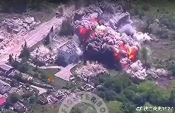 Qua đoạn video do một chiếc UAV quay có thể thấy một quả bom có điều khiển đã đánh trúng một tòa nhà ở làng Liptsy, vùng Kharkov, nói chính xác là quả bom không trúng vào tòa nhà, mà lệch xấp xỉ 10 mét. Một quầng khói bom dày đặc bốc lên, khiến tòa nhà bị san phẳng;