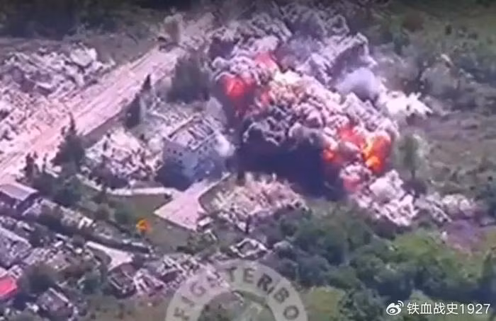 Qua đoạn video do một chiếc UAV quay có thể thấy một quả bom có điều khiển đã đánh trúng một tòa nhà ở làng Liptsy, vùng Kharkov, nói chính xác là quả bom không trúng vào tòa nhà, mà lệch xấp xỉ 10 mét. Một quầng khói bom dày đặc bốc lên, khiến tòa nhà bị san phẳng;