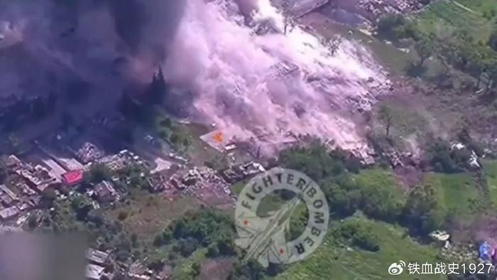 Ngoài ra, một số tòa nhà thấp tầng xung quanh tòa nhà bị ném bom, cũng bị phá hủy hoàn toàn. Một miệng hố lớn có đường kính hàng chục mét xuất hiện ở trung tâm vụ nổ. Loại bom có sức mạnh hủy diệt này là một thảm họa đối với Quân đội Ukraine. Mặc dù độ chính xác bị sai lệch 10 mét, nhưng khoảng cách này đã bị bỏ qua đối với loại bom này.