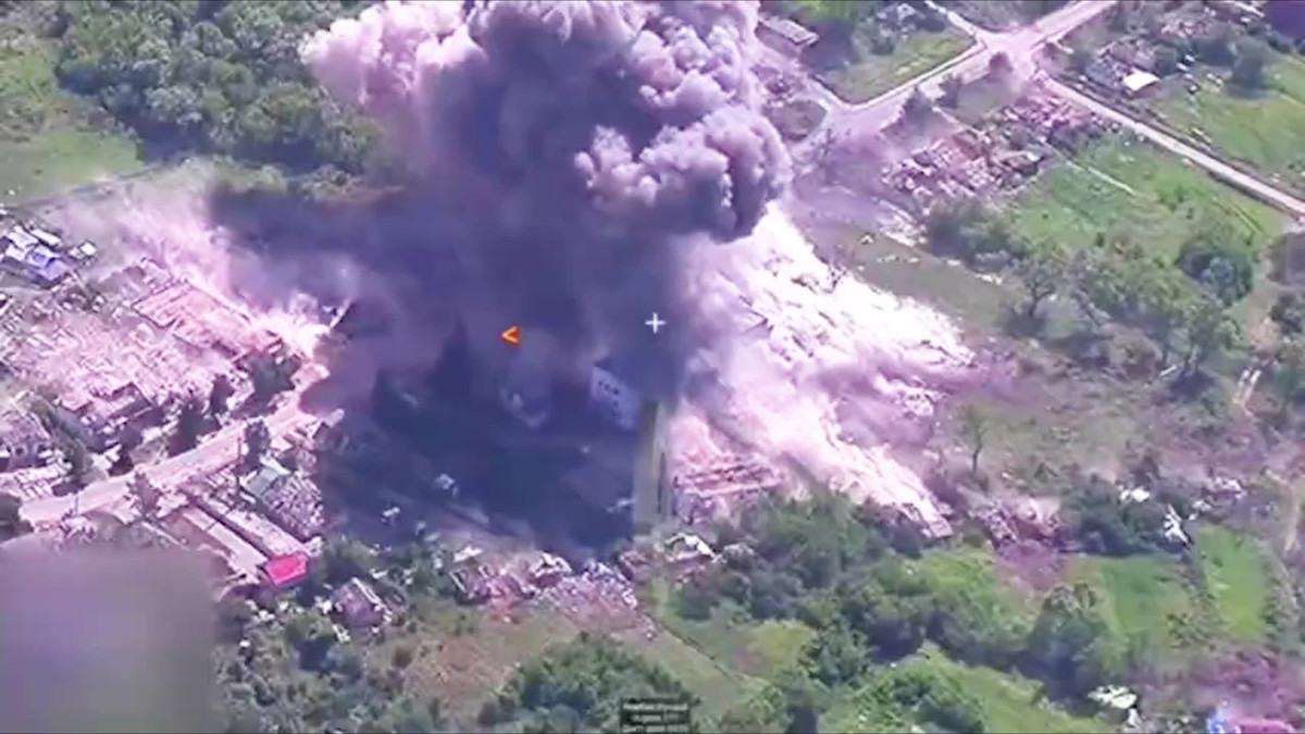 Do Quân đội Nga dựa quá nhiều vào hỏa lực để tấn công, nếu họ có thể sử dụng trên quy mô lớn bom FAB-3000 như bom lượn 500kg, sẽ giúp tăng khả năng phá hủy các vị trí của quân Ukraine, góp phần tăng tốc đáng kể bước tiến của quân Nga trên chiến trường.