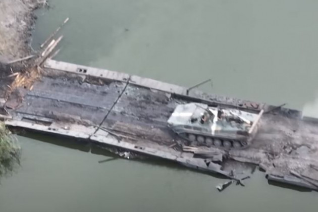 Vấn đề bây giờ là quân đội Ukraine cũng đang tiến công liên tục chống lại các lực lượng ngay tại bán đảo Crimea ở phía cực nam, Kherson ở mặt trận phía nam và tuyến phòng thủ sông Ingulets của Nga đã hoàn toàn biến mất.