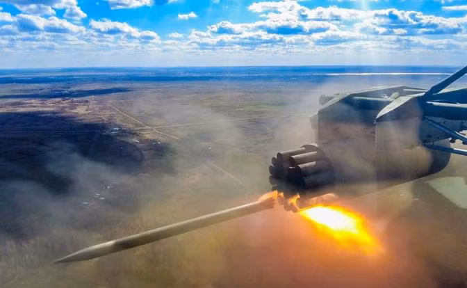 Về sức mạnh không quân, RFAF đã điều trực thăng vũ trang Ka-52 Alligator và Mi-28 Havoc thực hiện các cuộc tấn công chính xác vào UAV chuyển tiếp liên lạc của Ukraine, khiến AFU mất đi những thông tin quan trọng trong cuộc đối đầu trinh sát và liên lạc công nghệ cao này.